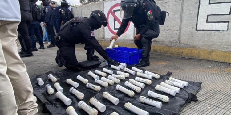 Freno a la violencia en las protestas: Incautan 59 explosivos artesanales en autobús de Ayotzinapa que iba a la CDMX