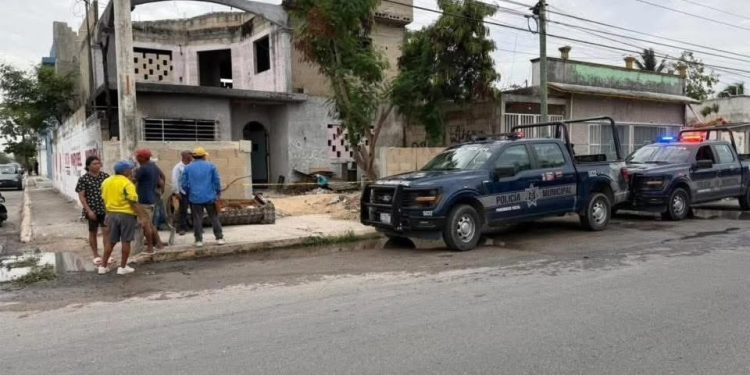 Macabro hallazgo en la Región 227 de Cancún: Albañiles localizan un cuerpo completo oculto en una fosa séptica