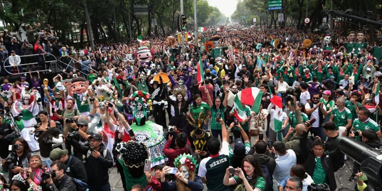 La Ciudad de México da la bienvenida al mundial con la ola más grande del mundo; sinónimo de diversidad y de alegría