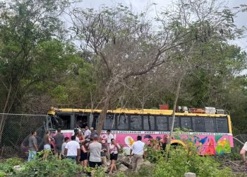 Maniobra de emergencia evita tragedia: Autobús de Xcaret choca contra árboles para eludir un neumático en la carretera