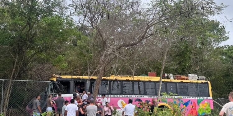 Maniobra de emergencia evita tragedia: Autobús de Xcaret choca contra árboles para eludir un neumático en la carretera