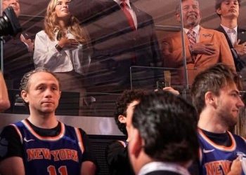 Héctor Contreras del #SATQ disfrutando del dinero de extorsiones en palco de NBA bajo a Donald Trump, “La Mafia Verde” gobernante no oculta lo que son, cínicos, ladrones y corruptos.