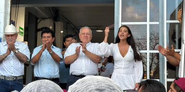 Rafa Marín vuelve a sus raíces y dialoga con trabajadores del sector comercial en Cancún