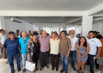 Rafa Marín escucha inquietudes de taxistas fundadores de Cancún en encuentro con representantes del gremio
