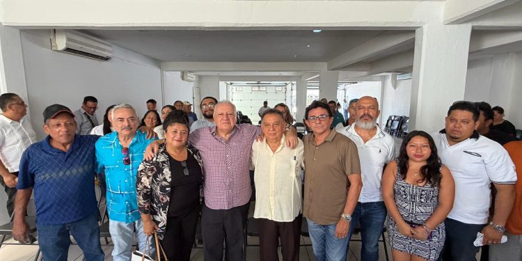 Rafa Marín escucha inquietudes de taxistas fundadores de Cancún en encuentro con representantes del gremio