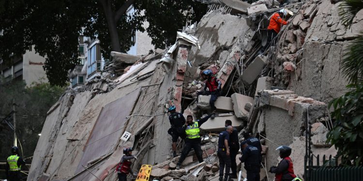 Amir, de 16 años, permanece atrapado bajo edificio colapsado tras terremotos en Venezuela