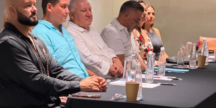 Rafael Marín dialoga con empresarios de Playa del Carmen sobre retos para el desarrollo económico de Quintana Roo
