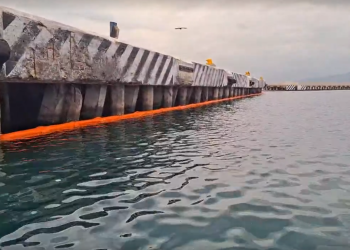Alerta ambiental en Colima: Marina denuncia derrame de hidrocarburos en la Bahía de Manzanillo; Pemex se deslinda