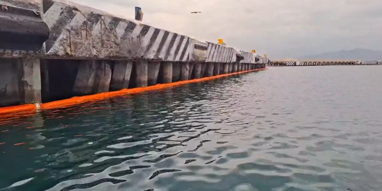 Alerta ambiental en Colima: Marina denuncia derrame de hidrocarburos en la Bahía de Manzanillo; Pemex se deslinda