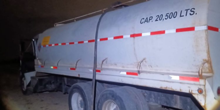 Aseguran pipa con 20 mil litros de hidrocarburo ilícito en la carretera Cárdenas-Huimanguillo; hay un detenido