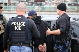 Juez federal prohíbe a ICE realizar arrestos en tribunales de inmigración en todo Estados Unidos