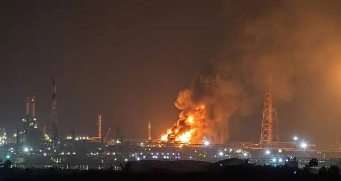 Fuga de combustóleo provoca incendio en la refinería de Salina Cruz; reportan siniestro bajo control