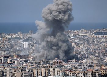 Irán asegura haber atacado bases de EE.UU. en Baréin y Jordania tras bombardeos en el estrecho de Ormuz