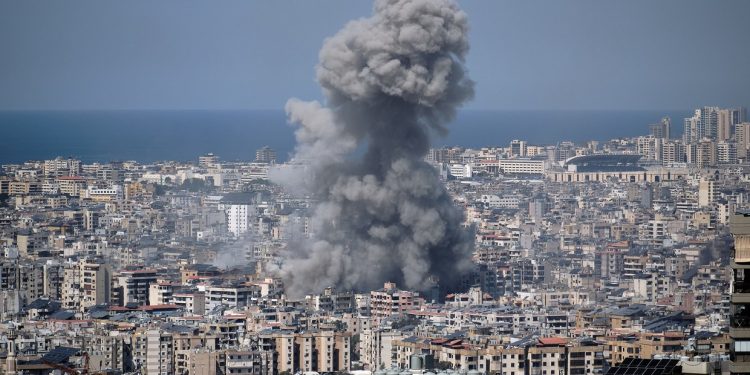 Irán asegura haber atacado bases de EE.UU. en Baréin y Jordania tras bombardeos en el estrecho de Ormuz