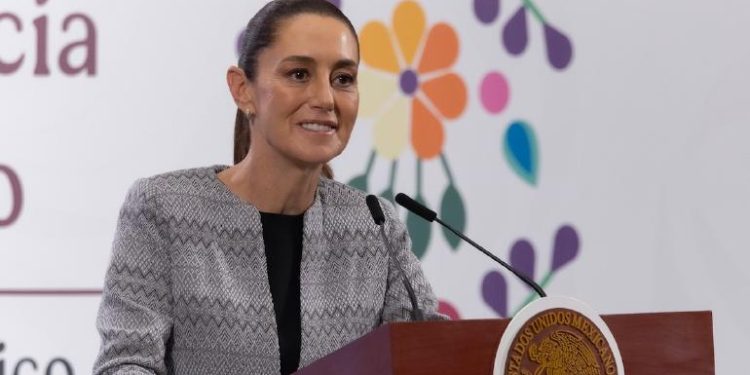 Claudia Sheinbaum apunta a regular el uso de celulares en menores y el consumo en pantallas