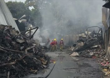Pérdida total en el CEDIS de Grupo Gutza tras incendio en Casa Blanca; se reactivan fumarolas este sábado