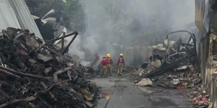 Pérdida total en el CEDIS de Grupo Gutza tras incendio en Casa Blanca; se reactivan fumarolas este sábado