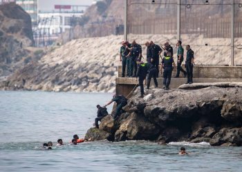 España blinda Ceuta tras grave irrupción de migrantes que deja al menos 18 muertos