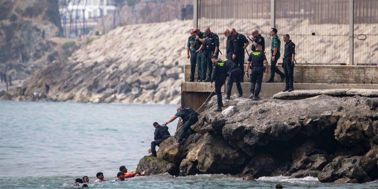 España blinda Ceuta tras grave irrupción de migrantes que deja al menos 18 muertos