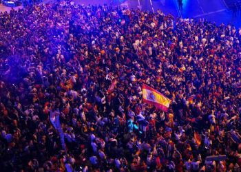 ¡Tragedia en España! Colapsa fuente y aplasta a aficionados durante los festejos por el triunfo mundialista; reportan un muerto