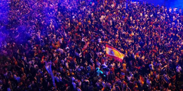 ¡Tragedia en España! Colapsa fuente y aplasta a aficionados durante los festejos por el triunfo mundialista; reportan un muerto