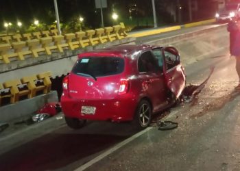 ¡Milagroso rescate! Conductor sobrevive tras destrozar su auto en aparatoso choque sobre la Av. Ruiz Cortines en Villahermosa