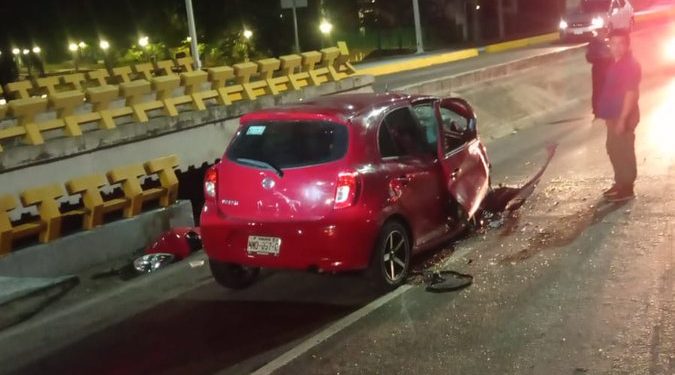 ¡Milagroso rescate! Conductor sobrevive tras destrozar su auto en aparatoso choque sobre la Av. Ruiz Cortines en Villahermosa
