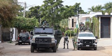 Intenso operativo federal contra «El Casco 81» en la sierra de Sinaloa deja tres detenidos; reportan 10 civiles abatidos