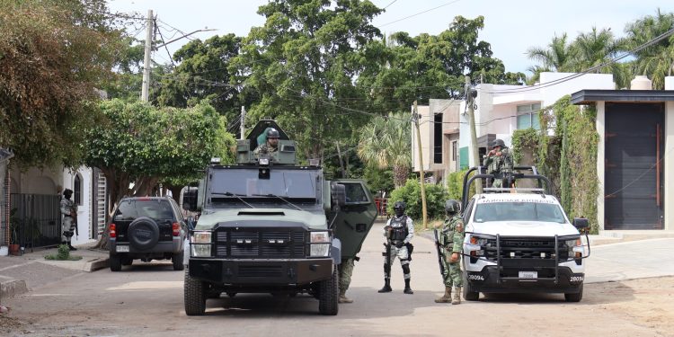Intenso operativo federal contra «El Casco 81» en la sierra de Sinaloa deja tres detenidos; reportan 10 civiles abatidos