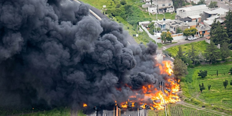 Explota pipa de combustible en Hueyotlipan; cierran en su totalidad la carretera México-Veracruz