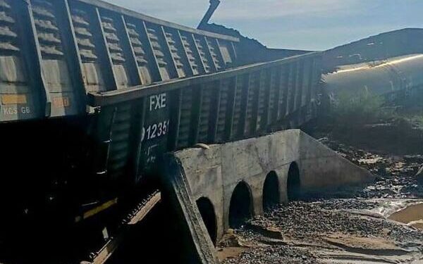 Descarrilamiento de tren en Sonora: Se vierten 60 mil litros de hidrosulfuro de sodio en el municipio de Naco
