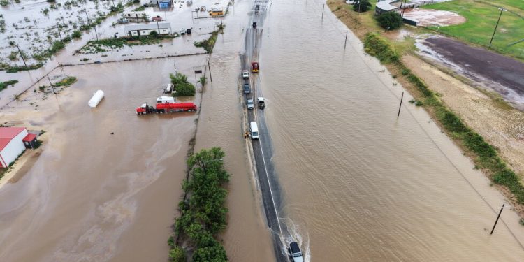 Tragedia en Texas: Confirman tercera muerte por inundaciones catastróficas y mantienen alerta en zonas río abajo