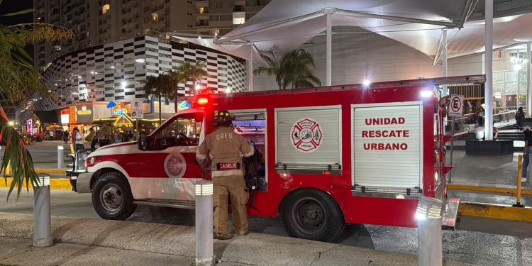 ¡Pánico en Plaza Las Américas! Cortocircuito provoca evacuación y movilización de emergencia en Cancún