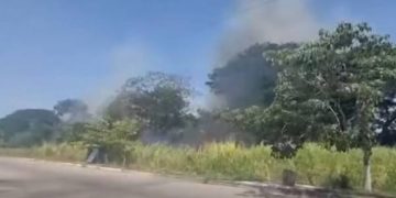 Controlan fuerte incendio de pastizales cerca de Pomoca en Nacajuca