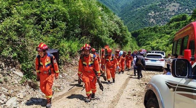 Tragedia en Gansu: Deslizamiento de tierra deja 21 muertos; concluyen labores de rescate