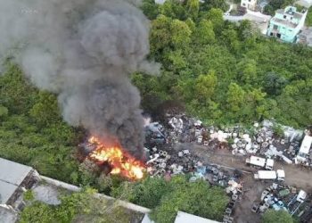 Activan Plan Marina: Despliegan operativo para sofocar fuerte incendio en chatarrera de Paraíso, Tabasco