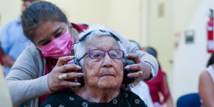 Recuperan más de 2,500 personas capacidad de escuchar y comunicarse