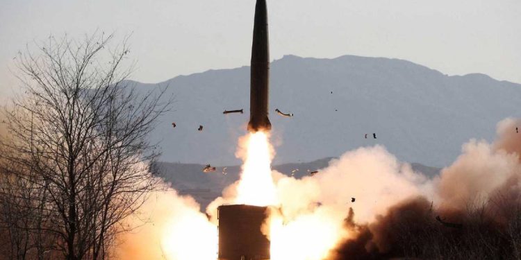 Corea del Norte lanza misil balístico hacia el mar de Japón tras fustigar a Tokio