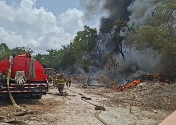 Cuerpos de emergencia sofocan incendio en encierro de embarcaciones en Cancún