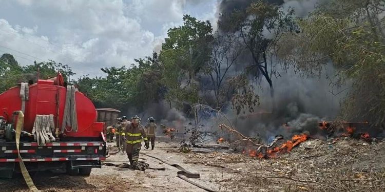 Cuerpos de emergencia sofocan incendio en encierro de embarcaciones en Cancún