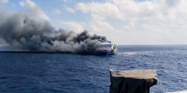 Tragedia en Indonesia: Incendio en ferry deja al menos 5 muertos y 41 desaparecidos