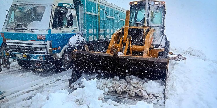 Intensas nevadas en Bolivia afectan a más de 26 mil familias e interrumpen la movilidad en cinco regiones