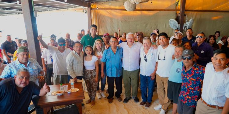 Dialoga Rafa Marín con pescadores y cooperativistas turísticos de Puerto Juárez sobre los retos de la transformación y la defensa de la soberanía