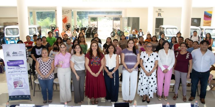 Mujeres juzgadoras comparten experiencias y retos en Conversatorio del TEQROO en la UIMQROO