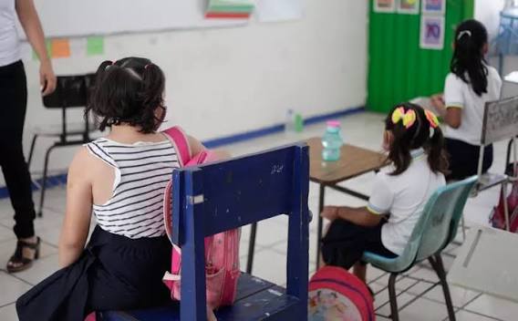 Padres de familia denuncian unos 100 cobros ilegales en escuelas públicas de Quintana Roo