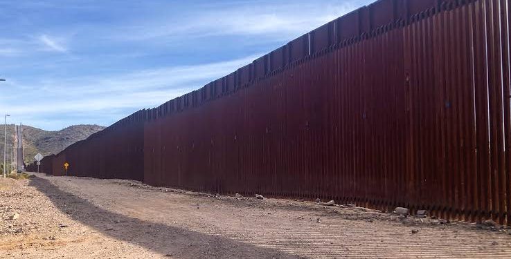 Recuperan 73 cuerpos de migrantes en el desierto de Arizona durante los primeros siete meses del año