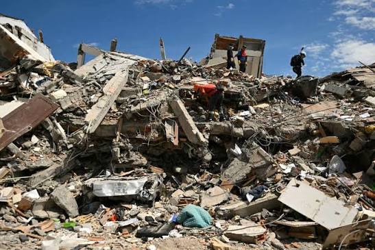 Elevan a 83 los fallecidos tras potente terremoto de magnitud 7.7 en la isla de Flores, Indonesia