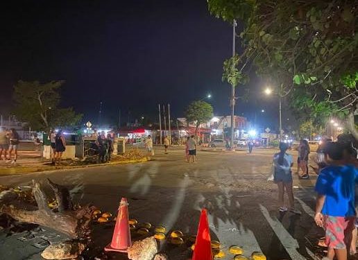 Vecinos de Playa del Carmen bloquean vialidades clave por segunda noche tras nuevos apagones de CFE