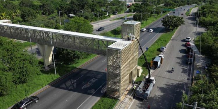 Rehabilitan puente peatonal del CRIT para mejorar seguridad y accesibilidad en el Periférico de Mérida