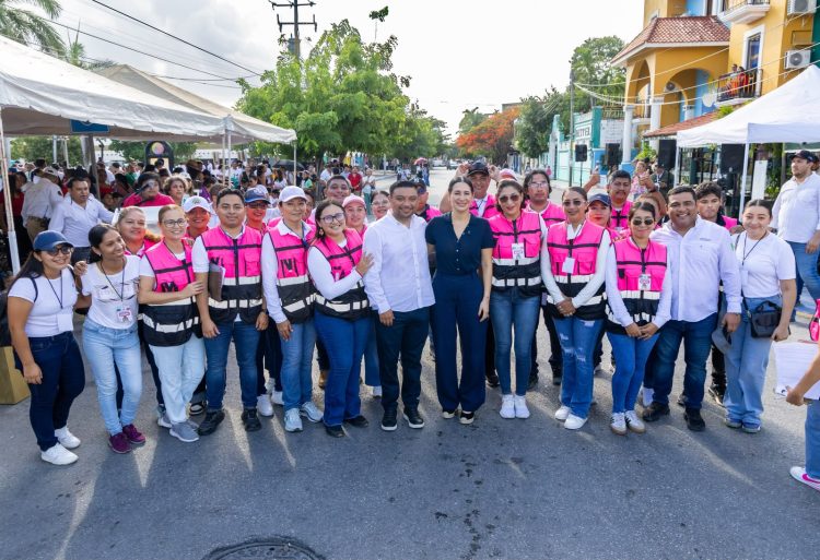 Estefanía Mercado encabezó en Playa del Carmen el desfile por el 216 aniversario de la Independencia de México